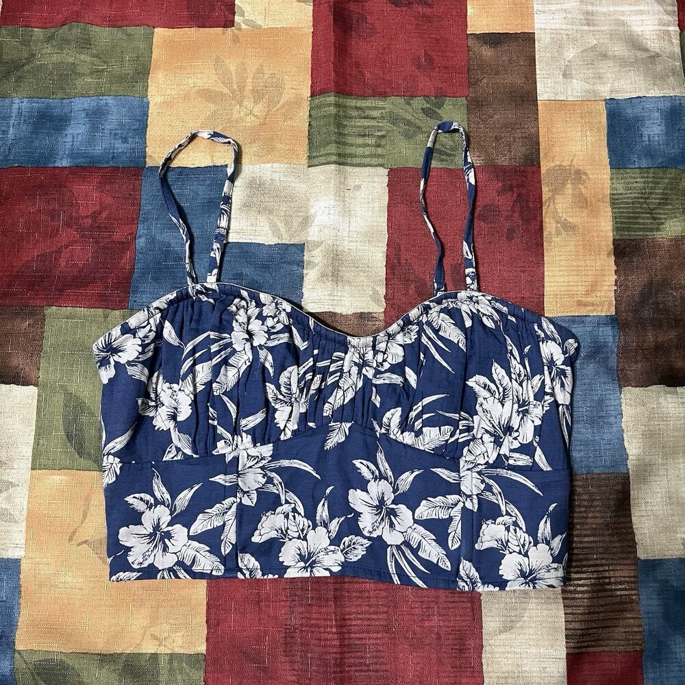 American Eagle Women's Blue and White Crop-top Size Medium Floral Tropical